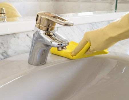 Local cleaner preparing a Balham flat for end of tenancy